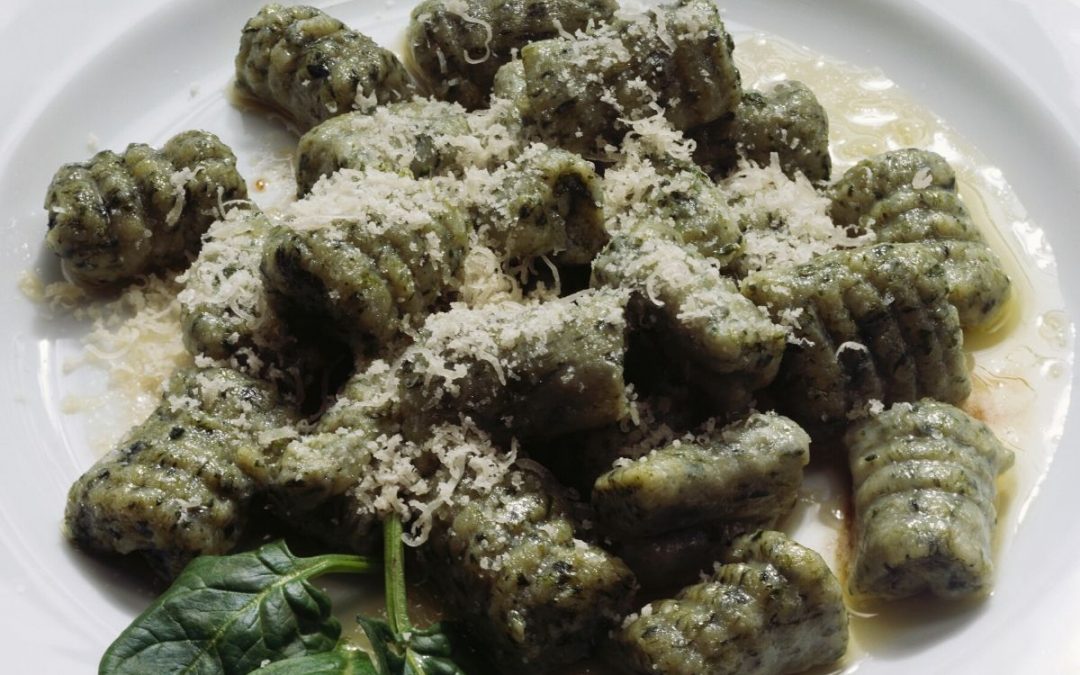 Gnocchi di cavolo nero in salsa di arachidi e curcuma