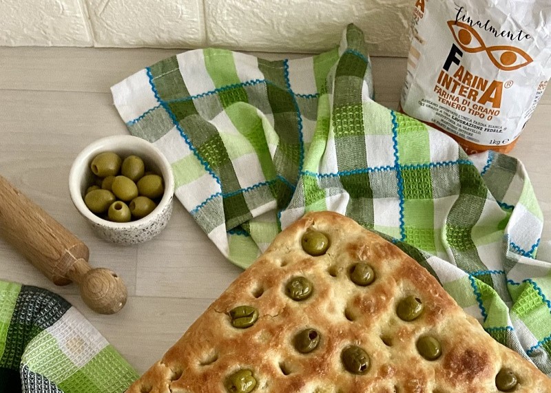 Focaccia alle olive: la ricetta di casa, semplice con effetto “wow”